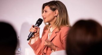 Olena Zelenska parla al suo popolo: “Resterò accanto a voi”. Lo stile e l’eleganza della first lady ucraina