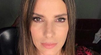 Sandra Bullock mette in mostra il suo blazer a strascico sul red carpet