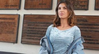 Elisabetta Canalis, tacco leopardato, jeans cut-out e mini-maglia: mai vista così aggressiva – FOTO