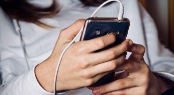 Smartphone, emettono davvero radiazioni dannose? Questa è la verità