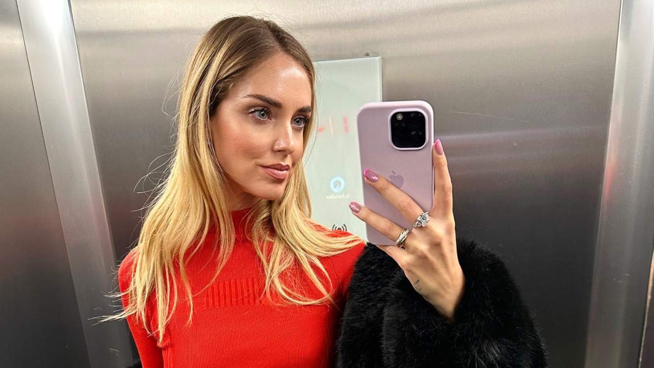 Chiara Ferragni gonna plissettata must inverno 2023