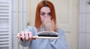 Capelli rovinati, potrebbe esser colpa del lavaggio: invece di sfregarli impara a fare questo